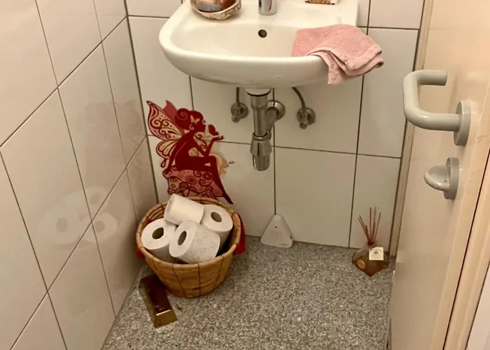 Ruhiges Messezimmer Im Diplomatenviertel Mit Gruenblick Séjour chez l'habitant